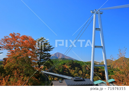 【大分県】晴天下の九重夢大吊橋と紅葉 【大分県】晴天下の九重夢大吊橋と紅葉 71976355