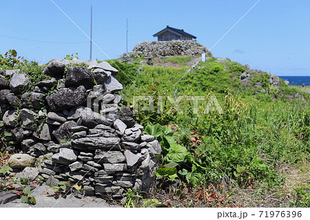 舳倉島 石積み風景 71976396