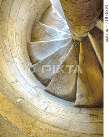 ピサの斜塔の螺旋階段 ピサの斜塔の螺旋階段 71976591