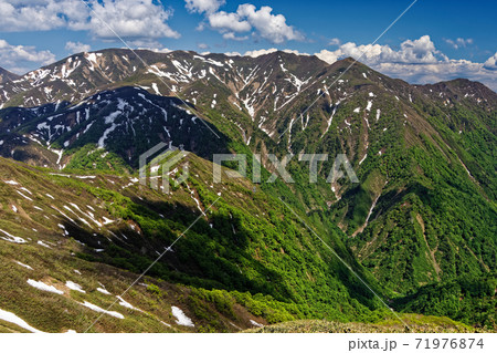 上越国境稜線・蓬峠付近から見る残雪の朝日岳稜線 上越国境稜線・蓬峠付近から見る残雪の朝日岳稜線 71976874