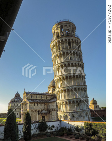 ピサの斜塔とピサ大教会とピサ洗礼堂の写真素材