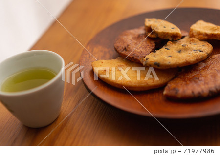 割れ煎餅と日本茶のある風景 71977986