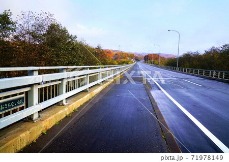 雨上がりのおさちない橋　沙流郡平取町 71978149