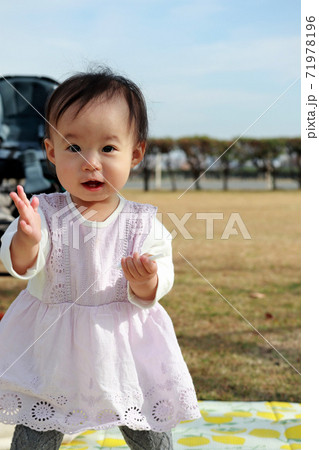 1歳の女の子 1歳の女の子 71978196