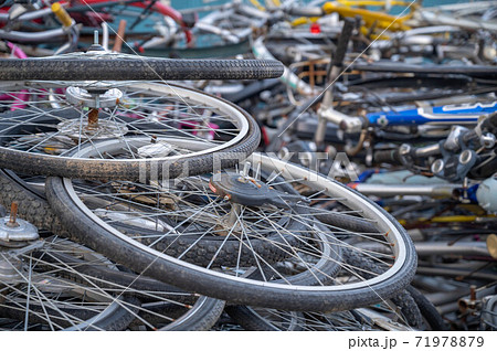 積まれた廃車自転車のタイヤ 71978879