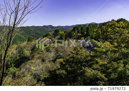 吉野の山並み 奈良県吉野郡吉野町 吉野の山並み 奈良県吉野郡吉野町 71979272