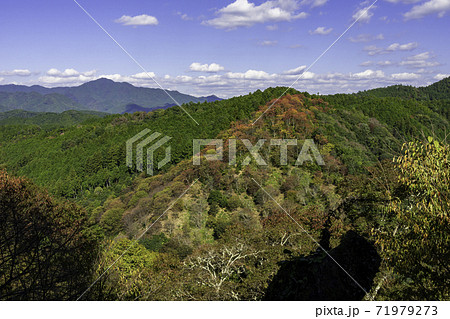 吉野の山並み 奈良県吉野郡吉野町 吉野の山並み 奈良県吉野郡吉野町 71979273