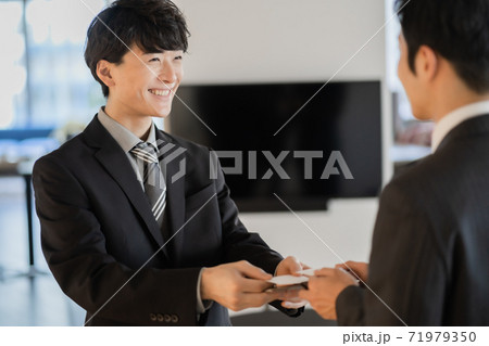 営業をするビジネスマン 71979350