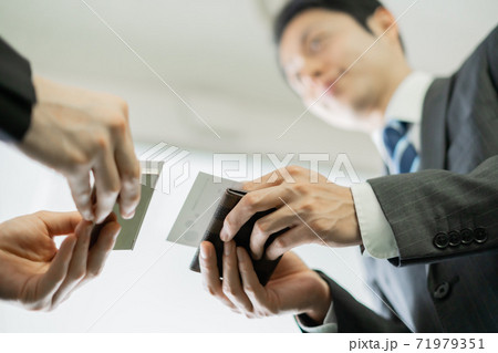 営業をするビジネスマン 71979351
