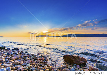 京都　早朝の宮津湾 71979712