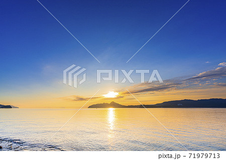 京都　早朝の宮津湾 71979713