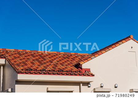 瓦屋根と青空 71980249