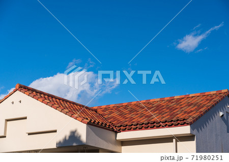 瓦屋根と青空 71980251