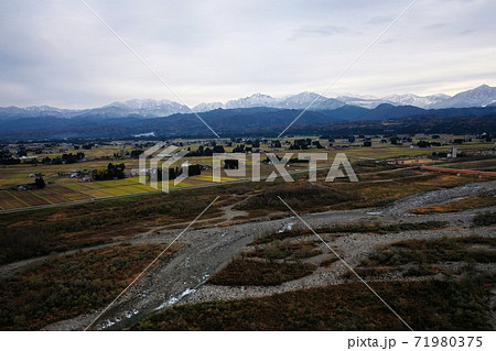 富山市西番地区から常願寺川越しに見た北アルプス剣岳 71980375