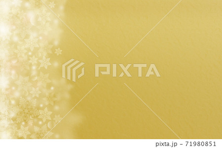 冬　クリスマス　氷の結晶　雪の結晶の背景　金　ゴールド　イラスト 71980851