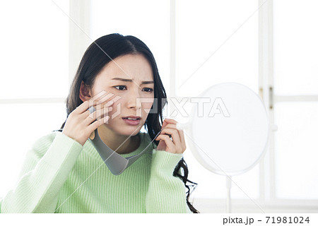女性　肌荒れ　マスク 71981024