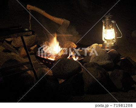 焚火キャンプ 71981208