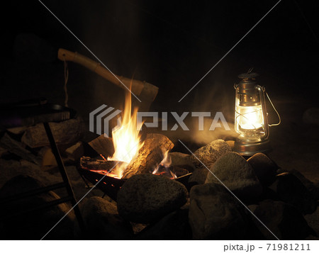 焚火キャンプ 焚火キャンプ 71981211