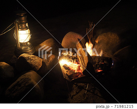 焚火キャンプ 焚火キャンプ 71981215