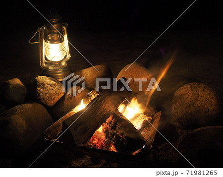 焚火キャンプ 焚火キャンプ 71981265
