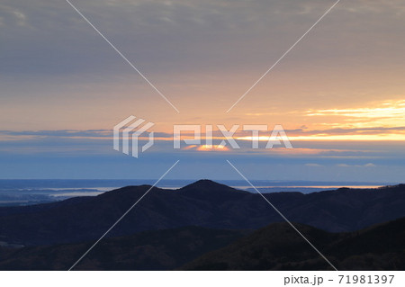筑波山風返し峠から霞ヶ浦の日の出を望む 71981397