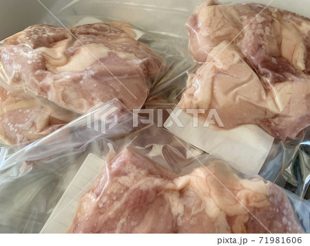 冷蔵庫の中の冷凍パックの鶏モモ肉 アップ 写真素材 冷蔵庫の中の冷凍パックの鶏モモ肉 アップ 写真素材 71981606