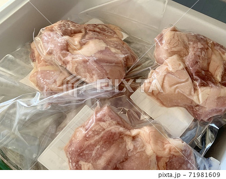 冷蔵庫の中の冷凍パックの鶏モモ肉 複数 写真素材 冷蔵庫の中の冷凍パックの鶏モモ肉 複数 写真素材 71981609