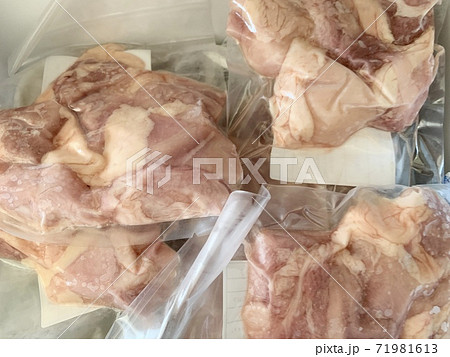 冷蔵庫の中の冷凍真空パックの宮崎県産鶏肉カット肉　複数鶏モモ肉　写真素材 71981613