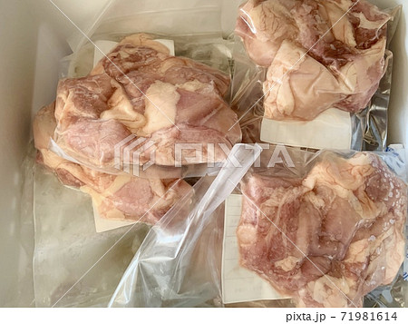 冷蔵庫の中の複数の冷凍真空パックのカット肉　鶏モモ肉　写真素材 71981614
