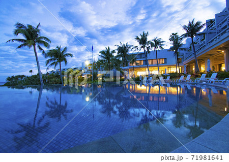 沖縄リゾートホテルのプール 沖縄リゾートホテルのプール 71981641