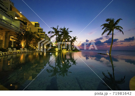 沖縄リゾートホテルのプール 71981642
