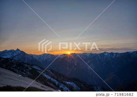 燕岳の山小屋からの夕陽 燕岳の山小屋からの夕陽 71981682