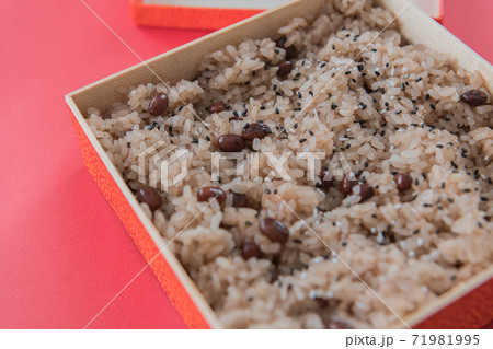 赤飯 クローズアップ赤背景素材 71981995