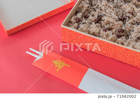 赤飯 クローズアップ赤背景素材 71982002