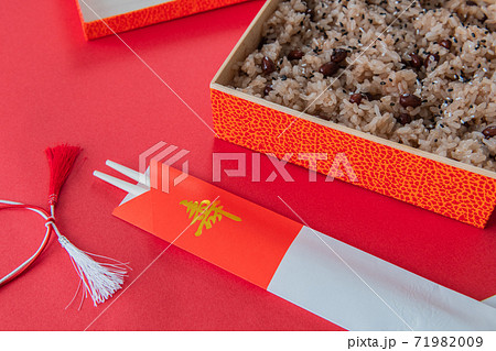 赤飯 クローズアップ赤背景素材 71982009