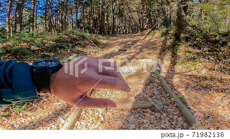 登山道 歩くイメージ素材 71982136