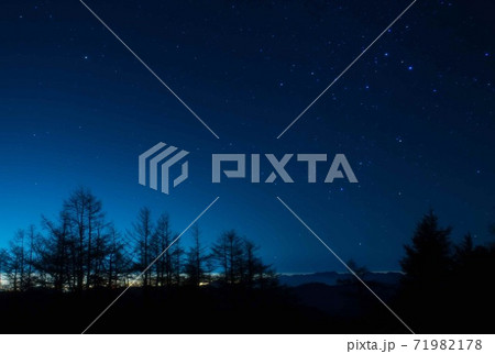冬の星空と天の川とオリオン座 71982178