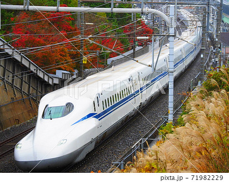新幹線N700S J1編成と紅葉 大津市石山付近にて 新幹線N700S J1編成と紅葉 大津市石山付近にて 71982229