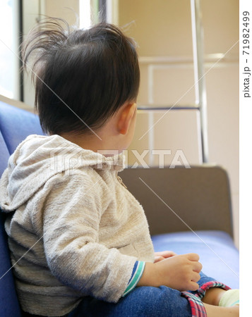 電車の座席に座る幼児の写真素材 電車の座席に座る幼児の写真素材