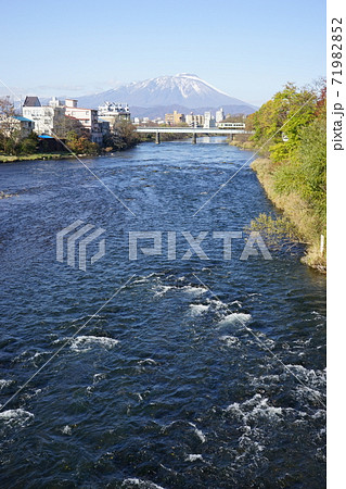 北上川の流れと鉄橋 71982852