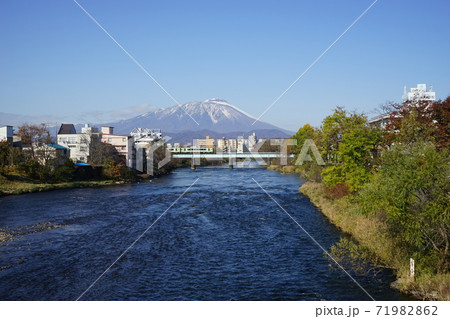 北上川の流れと鉄橋 71982862