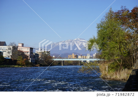 北上川の流れと鉄橋 71982872