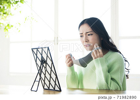 女性　肌荒れ　マスク 71982890