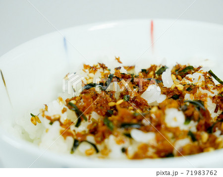 かつおふりかけをかけたご飯 かつおふりかけをかけたご飯 71983762
