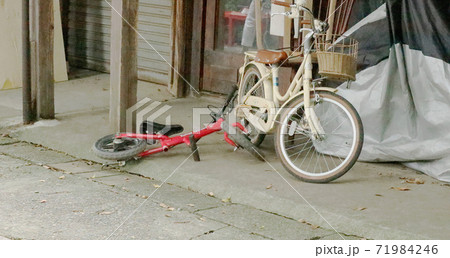 軒先に無造作に打ち棄てられた子供用自転車 71984246