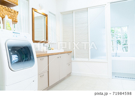 住宅の洗面所 住宅の洗面所 71984598