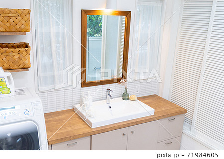 住宅の洗面所 71984605