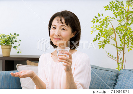 サプリメントを飲む女性 71984872