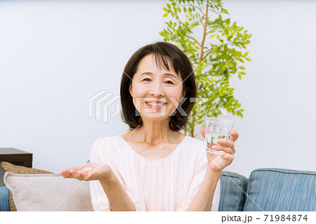サプリメントを飲む女性 サプリメントを飲む女性 71984874