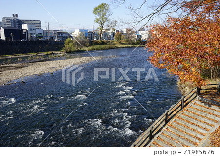 盛岡市内を流れる北上川 遊歩道 盛岡市内を流れる北上川 遊歩道 71985676
